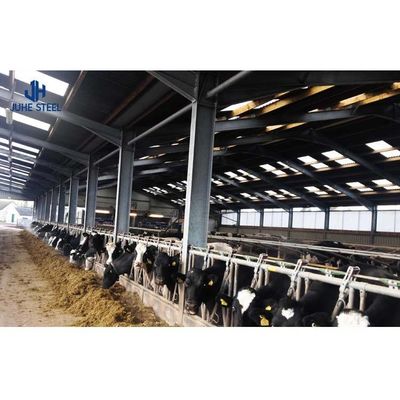サンドウィッチパネル屋根とローリングドアを持つ鋼製牛乳農場住宅