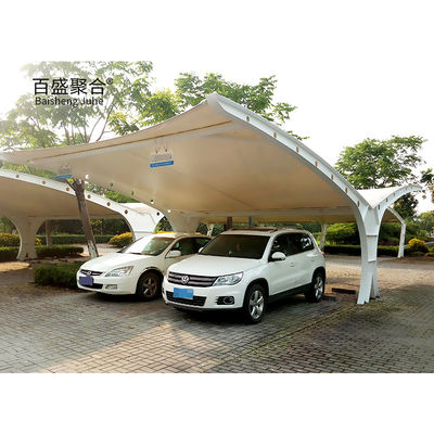 小型自動車駐車場 白い粉末で覆われた保護用鋼筋フレームシェード